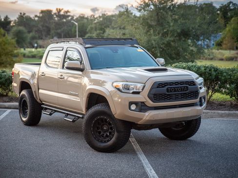 Used 2019 Toyota Tacoma TRD Sport image 1