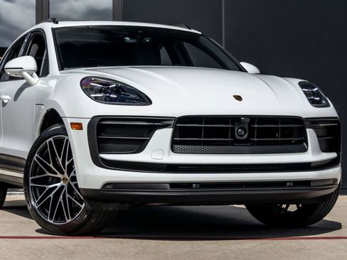 Certified 2026 Porsche Macan AWD/4WD image 9