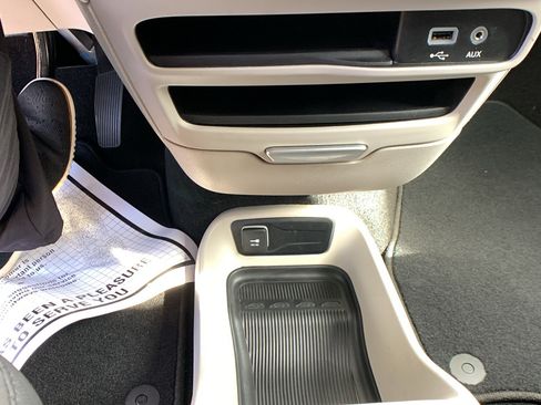 Used 2018 Chrysler Pacifica L FWD image 18