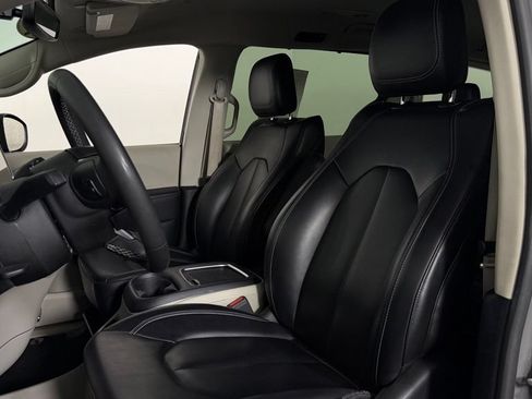 Used 2023 Chrysler Pacifica Touring-L FWD image 16