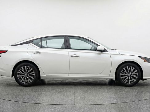 Used 2025 Nissan Altima 2.5 SV image 11