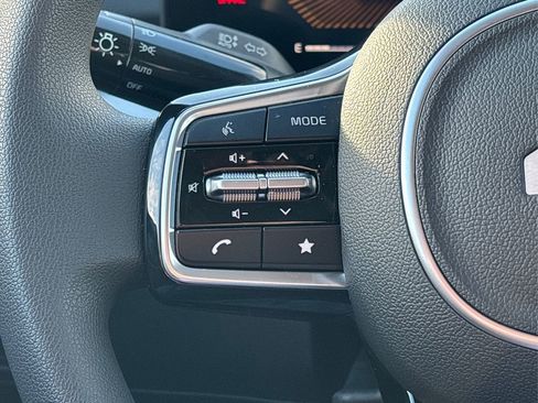 Used 2025 Kia Sorento LX image 31