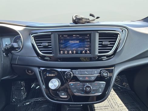 Used 2019 Chrysler Pacifica Touring Plus w/ S Appearance Package FWD image 19