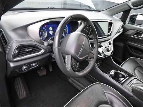 Used 2023 Chrysler Pacifica Limited w/ Uconnect Theater Family Group image 16