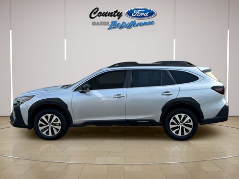 Used 2023 Subaru Outback Premium AWD/4WD image 3