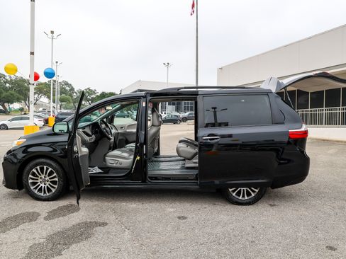 Used 2019 Toyota Sienna XLE FWD image 11