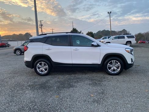 Used 2021 GMC Terrain SLE w/ Driver Convenience Package image 2