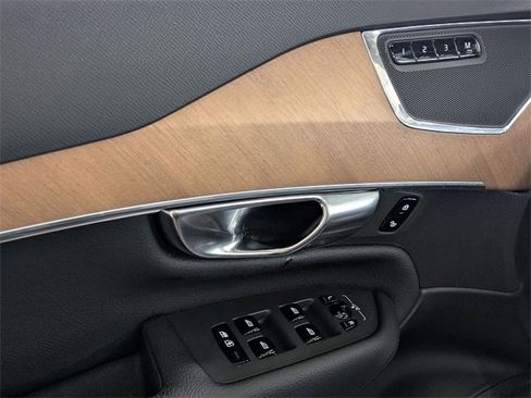 Certified 2022 Volvo XC90 T6 Momentum w/ Climate Package image 27