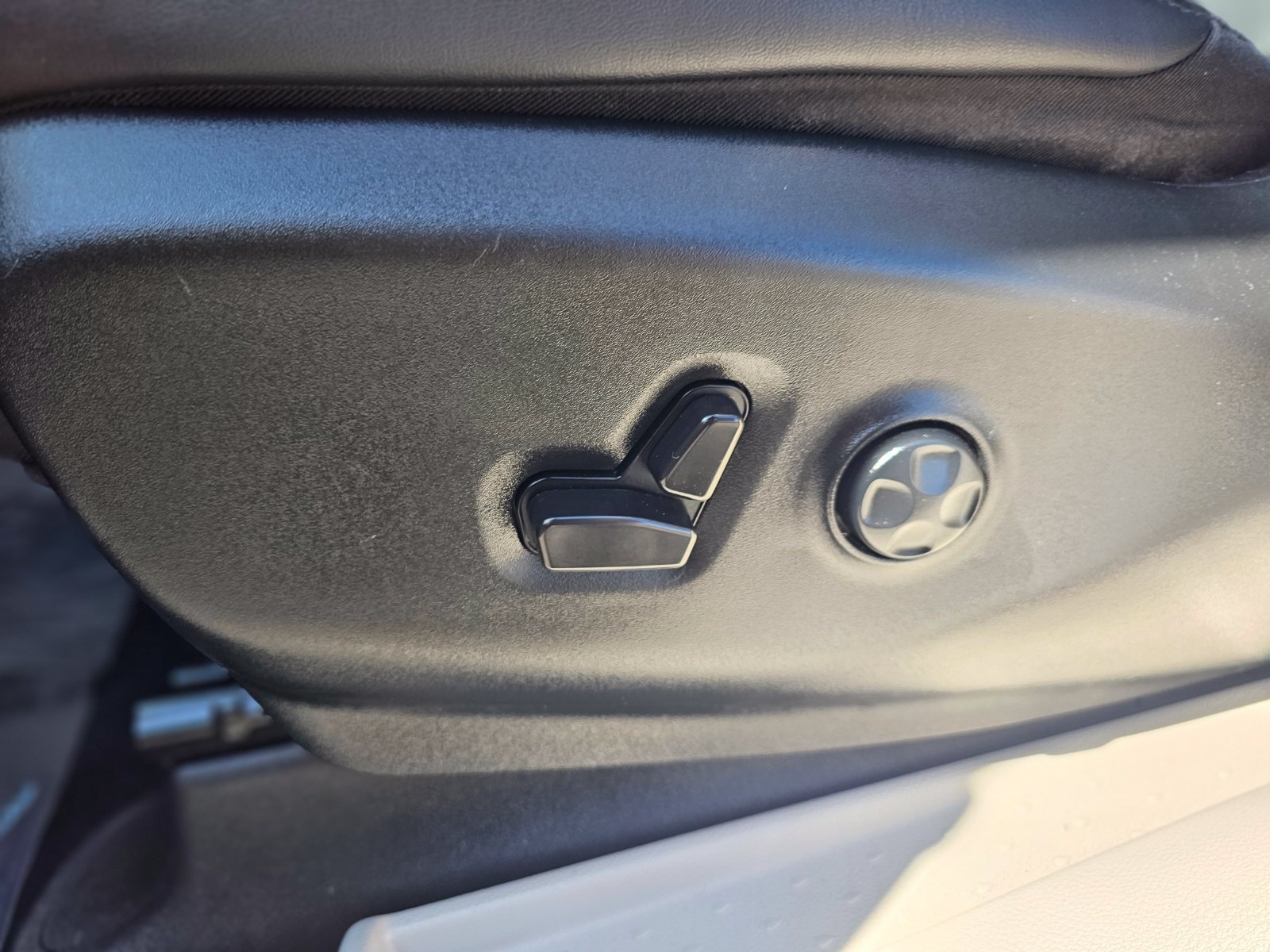 Used 2024 Chrysler Pacifica Limited FWD image 21