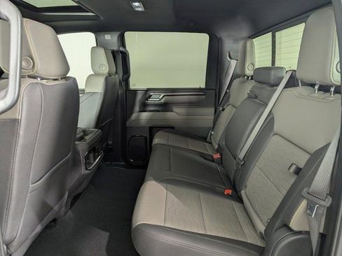 Used 2025 Chevrolet Silverado 2500 ZR2 w/ Technology Package image 16