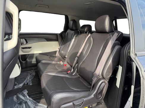 Used 2024 Kia Carnival LX image 16