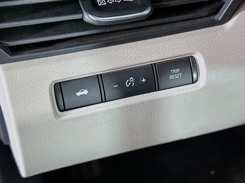 Used 2025 Nissan Altima 2.5 SV FWD image 17