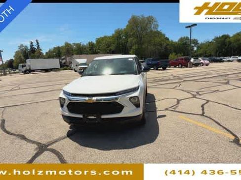 Certified 2025 Chevrolet TrailBlazer LS w/ LS Convenience Package FWD image 3