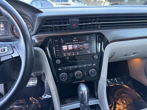 Certified 2020 Volkswagen Passat 2.0T SEL image 24