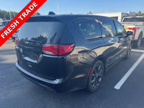 Used 2018 Chrysler Pacifica Touring Plus w/ S Appearance Package image 8