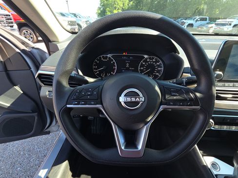 Used 2024 Nissan Altima 2.5 SV FWD image 17