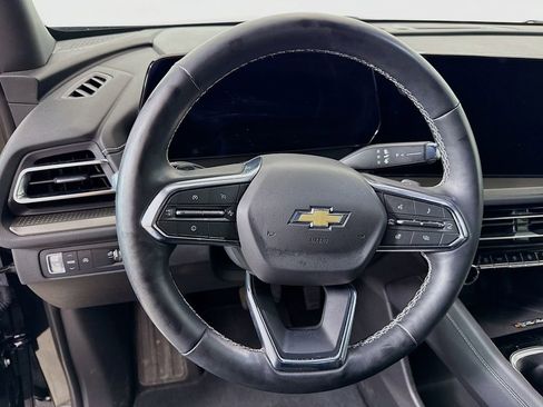 Used 2025 Chevrolet Traverse LT image 12