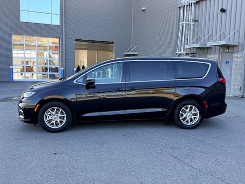 Used 2024 Chrysler Pacifica Touring-L image 5