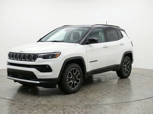 Used 2025 Jeep Compass Trailhawk image 3