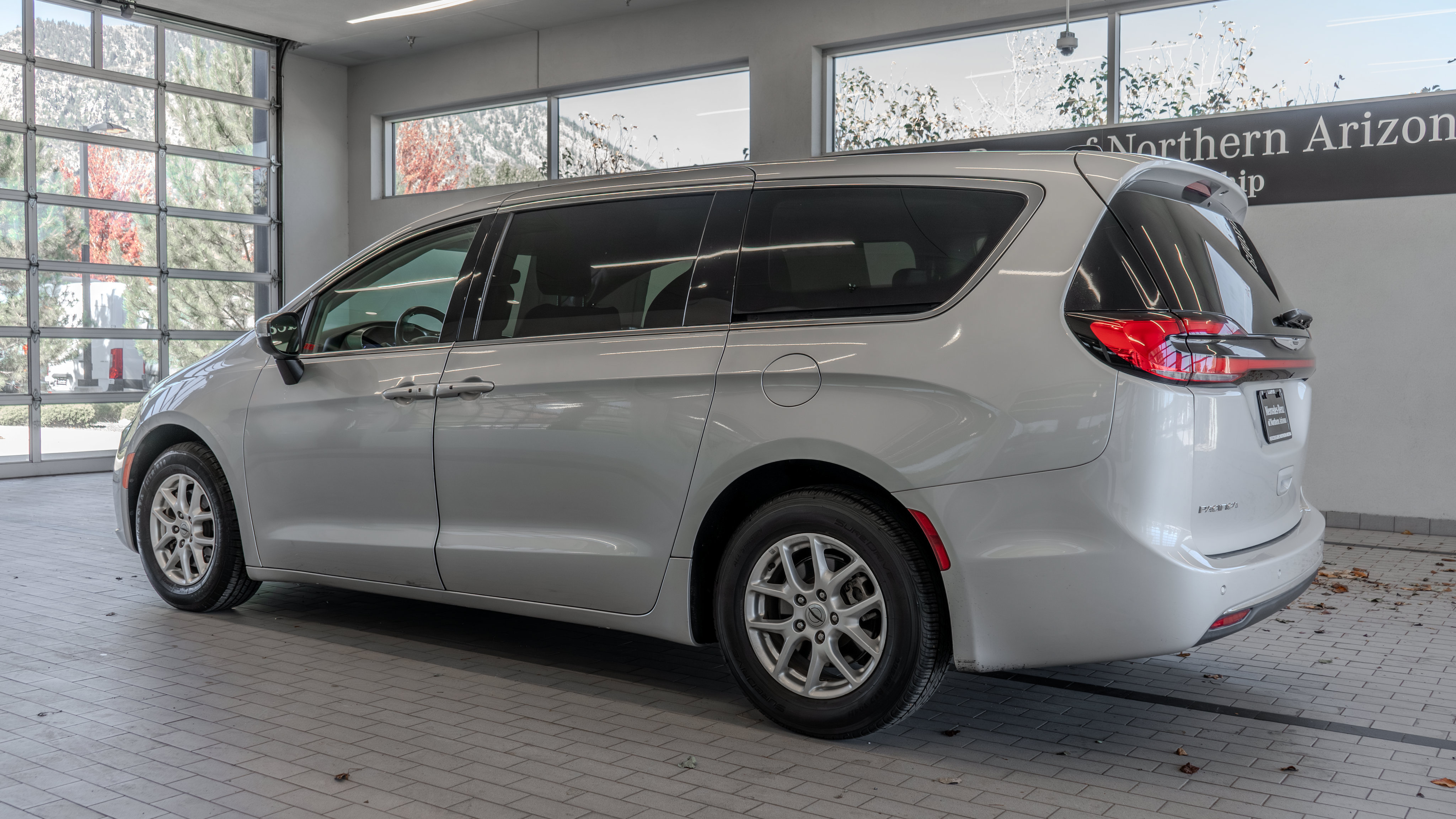 Used 2023 Chrysler Pacifica Touring-L FWD image 13