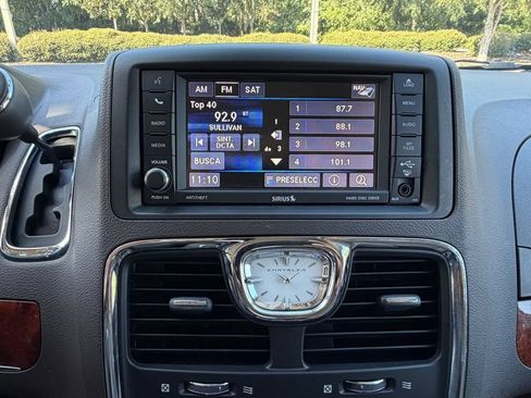 Used 2016 Chrysler Town & Country Limited Platinum FWD image 19