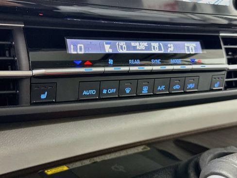 Used 2023 Toyota Sienna XLE w/ XLE Plus Package FWD image 8