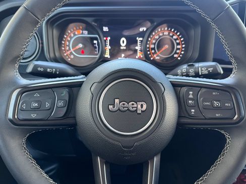 Used 2025 Jeep Wrangler Unlimited Rubicon AWD/4WD image 23