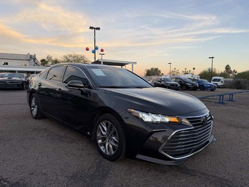 Used 2019 Toyota Avalon XLE w/ Moonroof Package image 3