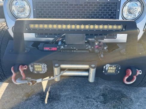 Used 2018 Jeep Wrangler Unlimited Sahara image 16