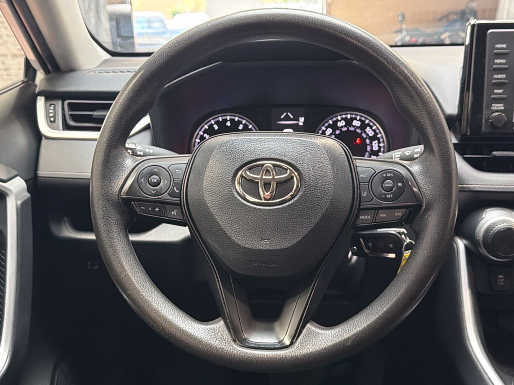 Used 2022 Toyota RAV4 LE AWD/4WD image 16