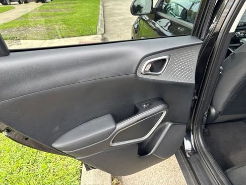 Used 2025 Kia Soul LX w/ LX Technology Package FWD image 19