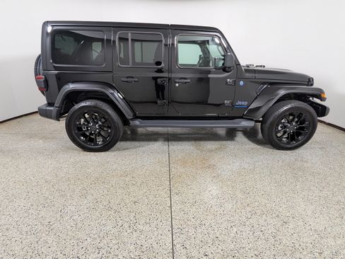 Used 2025 Jeep Wrangler Unlimited Sahara AWD/4WD image 5