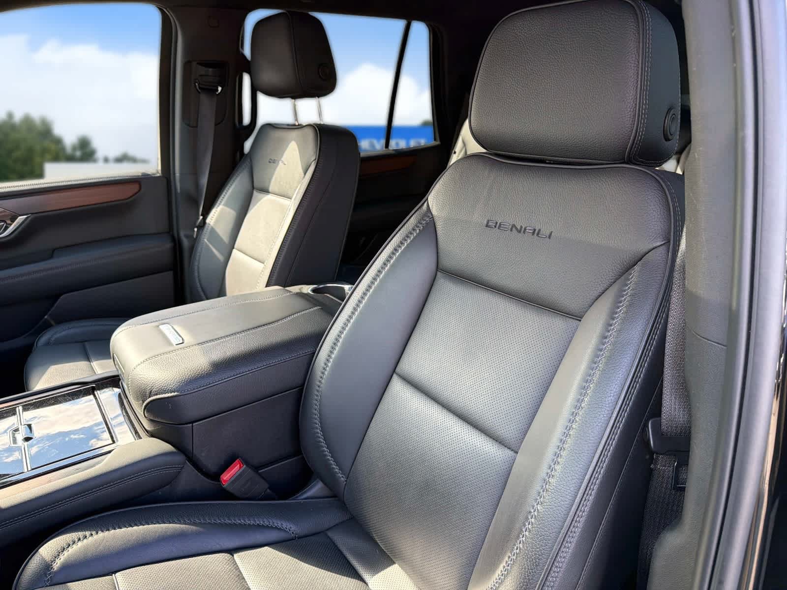Used 2025 GMC Yukon Denali AWD/4WD image 11