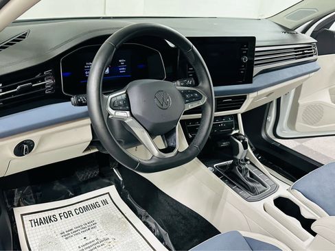 Used 2025 Volkswagen Jetta SE w/ Sunroof Package image 8