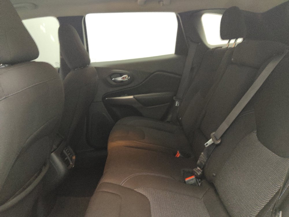 Used 2019 Jeep Cherokee Latitude w/ Popular Appearance Group FWD image 18