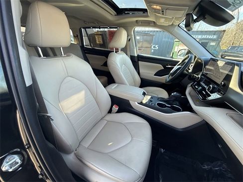 Used 2024 Toyota Highlander XLE image 25