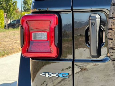 Used 2023 Jeep Wrangler Unlimited Sahara image 34