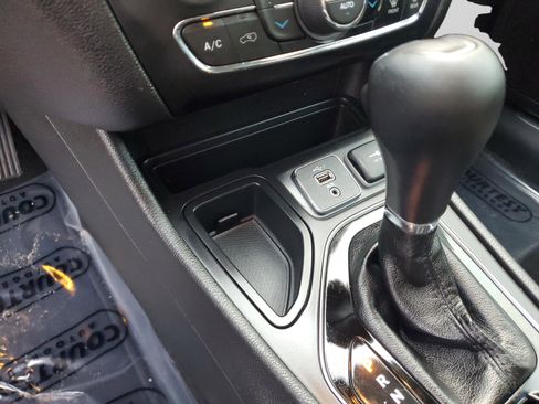 Used 2020 Jeep Cherokee Limited image 31