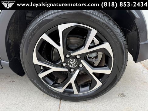 Used 2019 Toyota C-HR XLE FWD image 11