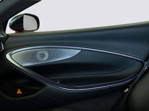 Used 2023 McLaren Artura image 13