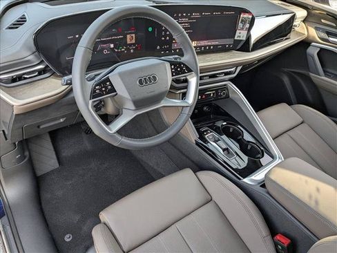Used 2025 Audi Q5 Premium w/ Premium Plus AWD/4WD image 3