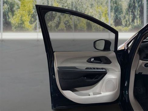 Used 2023 Chrysler Pacifica Touring-L w/ Uconnect Theater Family Group FWD image 20