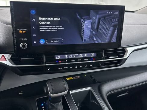 Used 2025 Toyota Sienna XLE FWD image 21
