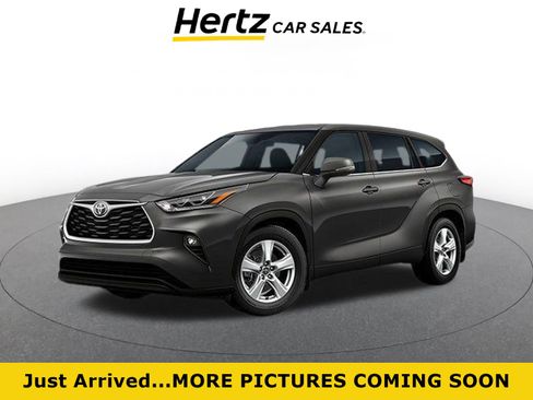 Used 2025 Toyota Highlander LE FWD image 1
