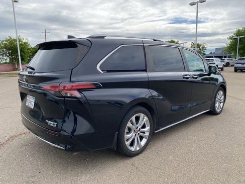 Used 2022 Toyota Sienna Platinum image 4