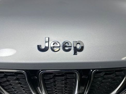 Used 2023 Jeep Grand Cherokee Overland AWD/4WD image 9