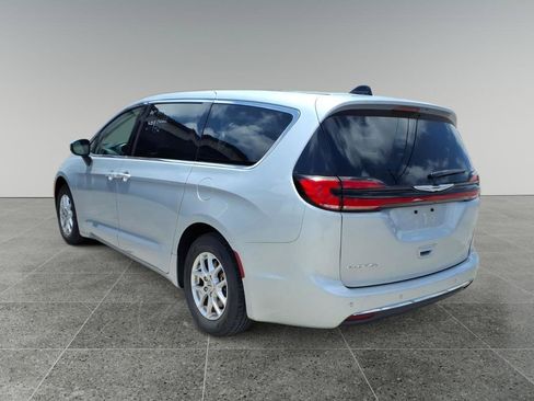 Used 2023 Chrysler Pacifica Touring-L FWD image 4