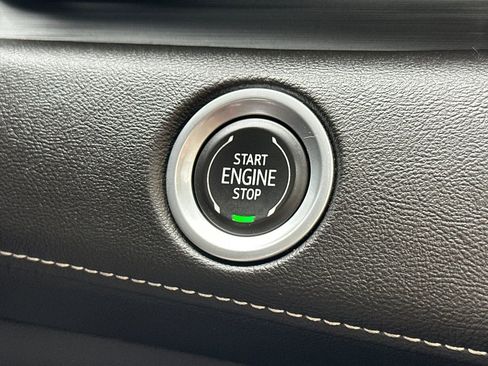 Used 2021 Cadillac Escalade Premium Luxury RWD image 31