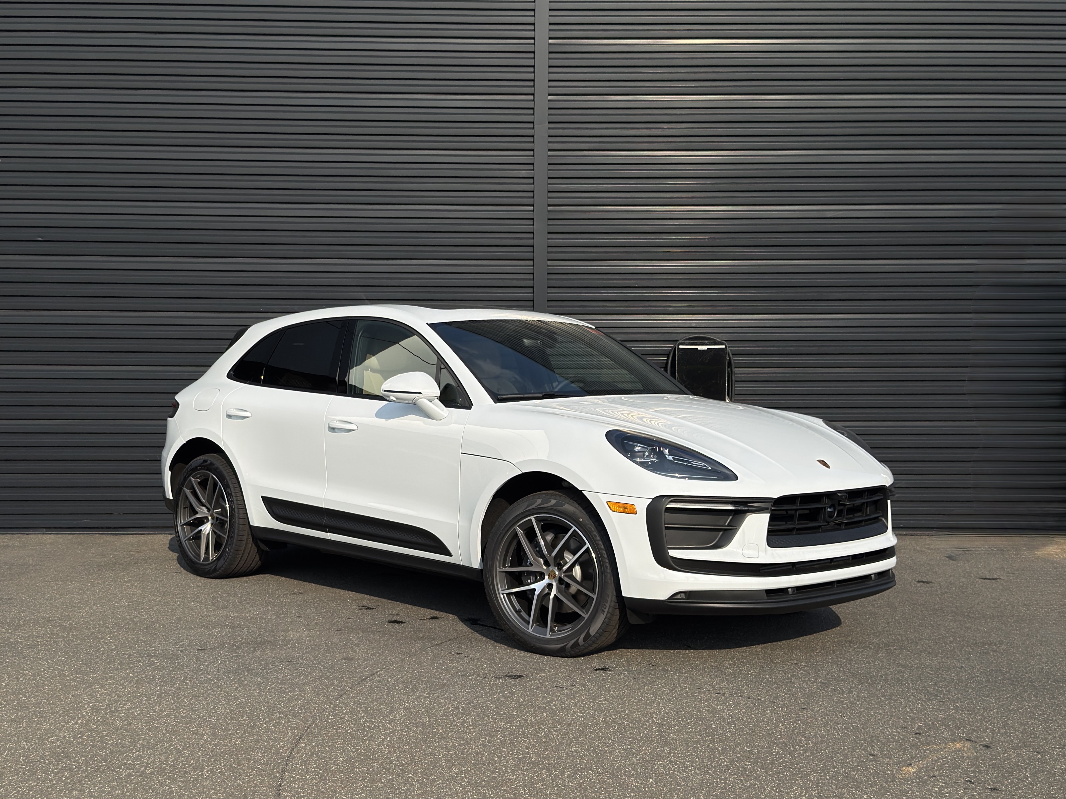 Certified 2025 Porsche Macan AWD/4WD image 10