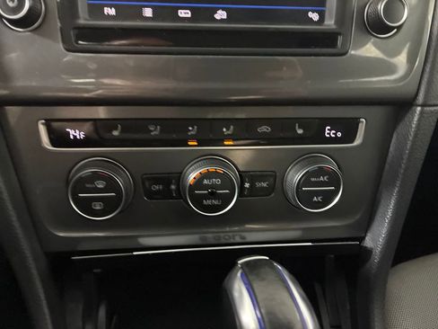 Used 2016 Volkswagen e-Golf SE w/ DC Fast Charging Package image 29